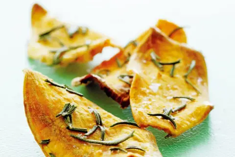 Krispiga chips med topping av rosmarin och flingsalt. En härlig smakupplevelse!