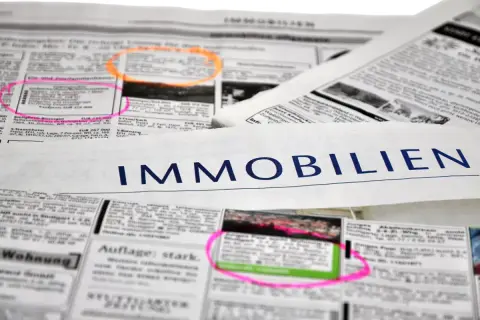 Anzeigen für Immobilien, die den Verkauf eines Hauses und die damit verbundenen Steuern nach 10 Jahren thematisieren.