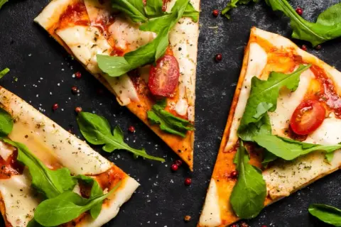 Czy pizza jest ciężkostrawna? Odkryj, jak ją łatwiej strawić
