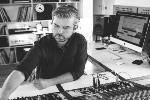 Mikołaj Bugajak pracuje nad nowymi utworami muzyki klasycznej w swoim studiu.