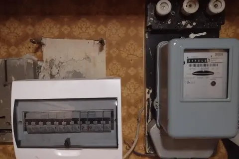 Rozdzielnica elektryczna jak podłączyć? Widok na licznik energii i bezpieczniki.