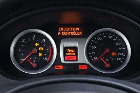 Tableau de bord d'une Clio 3 : voyant injection à contrôler, service et stop allumés. Il est temps de penser à la vidange.