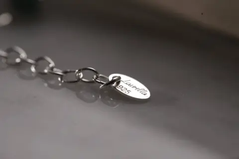 Detalle de cadena de plata 925 calidad, con etiqueta ovalada grabada "Laurella 925".