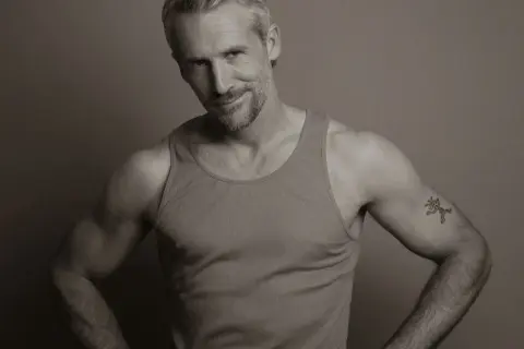 Homme musclé en débardeur, tatouage sur le bras. On se demande quel est le richard pigois date de naissance.