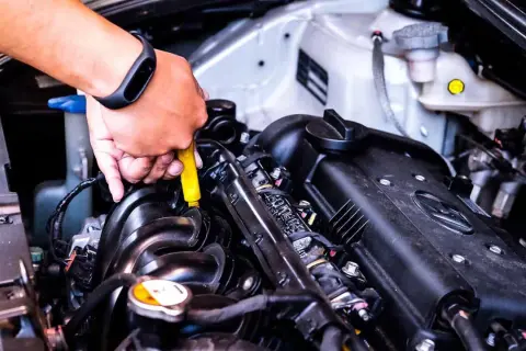 Mano ajustando el motor de coches tuning cars.