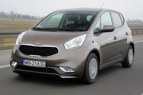 Brązowe Kia Venga na drodze. Wiele osób szuka kia venga opinie przed zakupem.