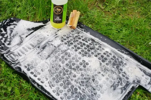 Jak wyczyścić dywaniki samochodowe - skuteczne metody dla gumy i weluru