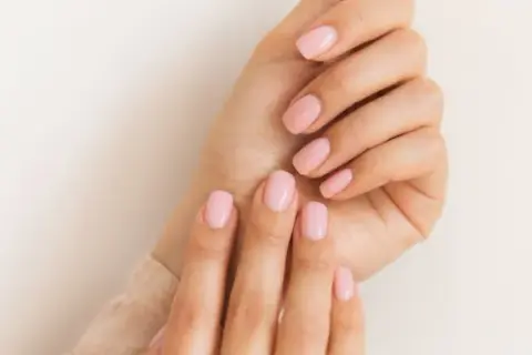 Jak skutecznie zmyć manicure hybrydowy bez uszkodzenia paznokci