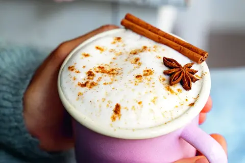 Une tasse de chai latte crémeux, garnie de cannelle et d'anis étoilé. Savourez ses bienfaits réconfortants.