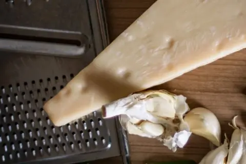 Jak wygląda ser parmezan? Odkryj jego unikalne cechy i wygląd