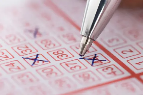 Długopis zaznacza liczby na kuponie Eurojackpot. Czy można podzielić się wygraną w eurojackpot z rodziną bez płacenia darowizny?