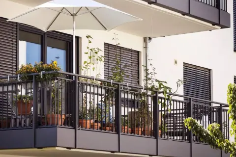 Jak skutecznie pomalować balustradę metalową i uniknąć rdzy