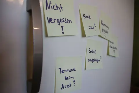 Notizen an Kühlschrank: "Nicht vergessen!", "Herd aus?", "Rechnung bezahlt?", "Enkel angerufen?", "Termine beim Arzt?". Vielleicht hilft das gegen Vergesslichkeit und Vitaminmangel.