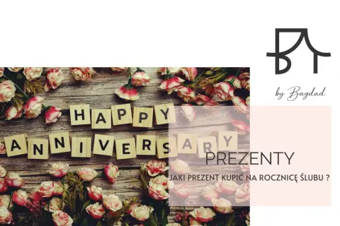Kwiaty i litery układające napis "Happy Anniversary". Pytanie "Jaki prezent kupić na rocznicę ślubu?" sugeruje, że to idealny moment na świętowanie 9 rocznicy ślubu.