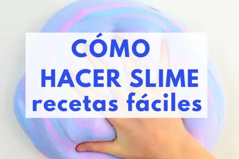 Mano jugando con un slime suave y esponjoso, como si fuera espuma de afeitar. Aprende a hacer slime fácil.