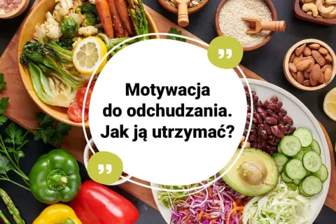 Kolorowe warzywa i owoce na talerzu, cytryny, orzechy i nasiona.