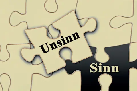 Puzzleteile mit "Unsinn" und "Sinn". Suche nach Gerson Therapie Erfahrungen, um den Sinn zu finden.