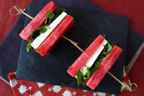 Sommarfräscht vattenmelon recept med fetaost och ruccola på spett. Enkelt och gott!