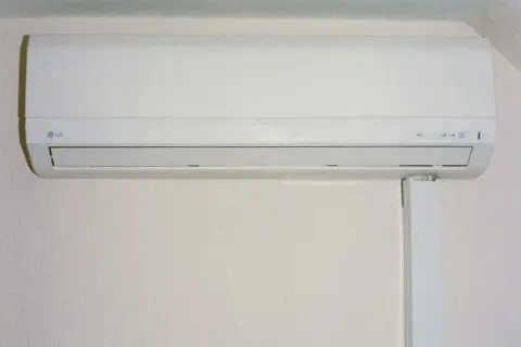 Unité intérieure d'une pompe à chaleur sans unité extérieure. Avis sur ce système discret et efficace pour le confort thermique.