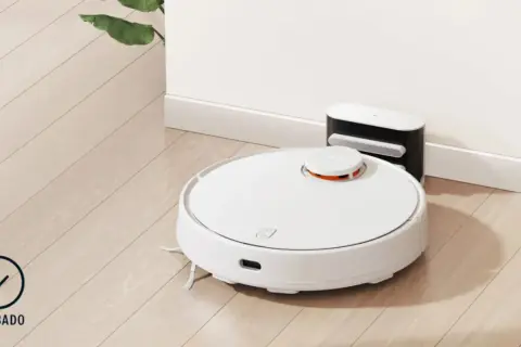 Robot aspirador Xiaomi blanco junto a su base de carga. El indicador "Probado" sugiere que el **xiaomi vacuum no vuelve a la base** tras su ciclo.