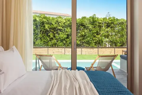 Pokój z widokiem na basen i ogród. Wygodne łóżko, logo Azure. Wiele pozytywnych azure resort & spa opinie potwierdza ten widok.