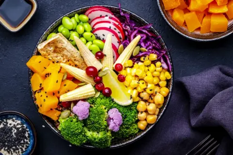 Kolorowa sałatka poke bowl z warzywami, tofu i ziarnami.