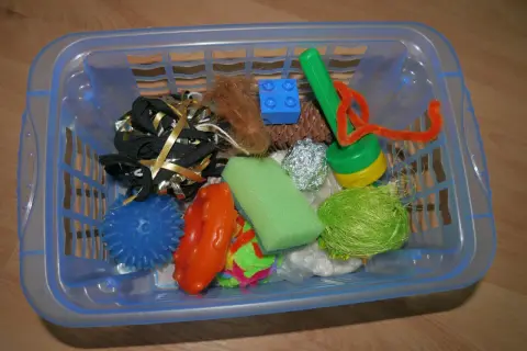Pudełko sensoryczne: Klucz do rozwoju zmysłów dziecka? DIY!
