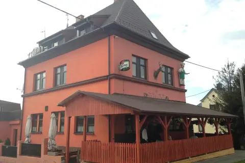 Restauracja "U Dvou Koček" w Czeskim Cieszynie, gdzie zjeść można w przytulnym ogródku.