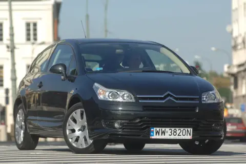 Czarny Citroen C4 z przodu, gotowy do wymiany żarówki.
