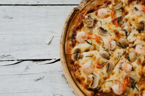 Jakie pieczarki do pizzy wybrać, by uniknąć mdłego smaku?