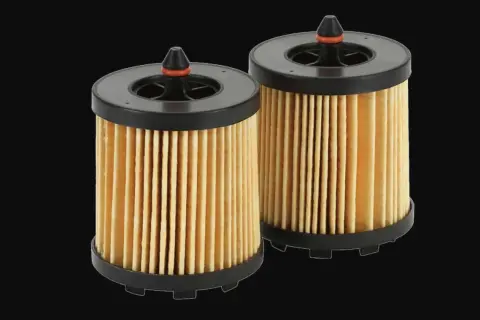 Dos filtros de aceite nuevos, listos para cuando hay que cambiar el filtro de aceite y mantener el motor en óptimas condiciones.