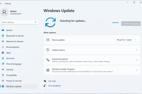 Ekran Ustawień Windows, sekcja Windows Update. Sprawdzanie aktualizacji, opcja wstrzymania na 25h2 tygodnie.