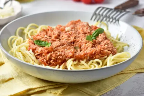 Spaghetti z tofu: Szybki przepis na wegańskie bolognese, które pokochasz!