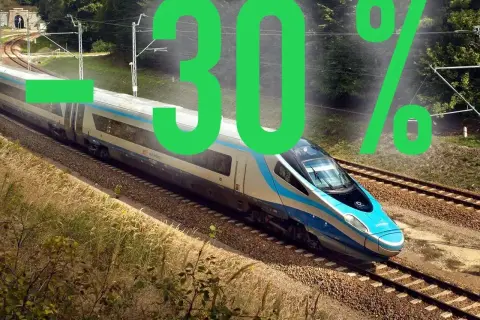 Zniżka 30% na bilet rodzinny PKP! Szybki pociąg Intercity mknie przez malowniczy krajobraz.