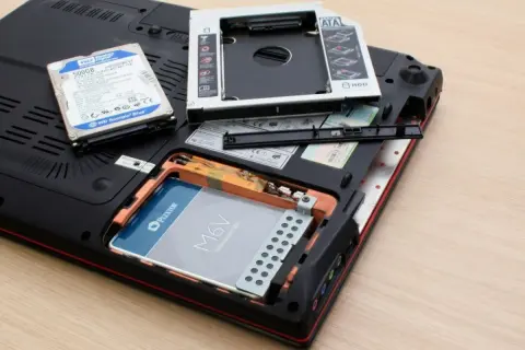 Wymiana dysku w laptopie: nowy SSD Plextor M6V obok starego HDD WD 500GB i kieszeni na drugi dysk.