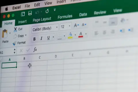 Ekran programu Excel, pokazujący jak zrobić listę rozwijaną. Widoczna jest zakładka "Home" i pole formuły "fx".