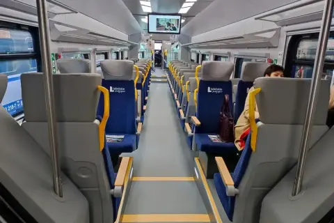 Wnętrze pociągu z siedzeniami. Sprawdzam zamość chełm rozkład jazdy, by zaplanować podróż.