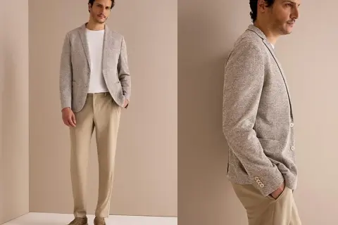 Stilvolles hochzeitsgast outfit mann: hellgraues Sakko mit Struktur, weißes T-Shirt und beige Chino-Hose. Perfekt für eine elegante Sommerhochzeit.