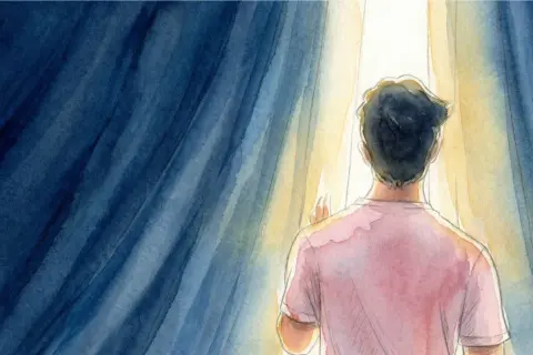 Ein Mann im rosafarbenen T-Shirt steht vor einem hellen Lichtschein, der durch dunkle Vorhänge fällt. Er streckt eine Hand aus, als würde er eine Entscheidung treffen, denn **liebe ist eine entscheidung**.