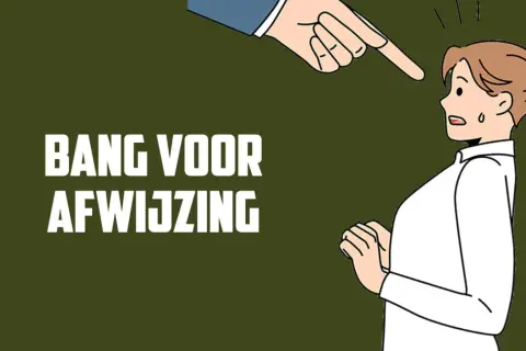 Een vinger wijst beschuldigend naar een meisje dat bang is voor afwijzing. Ze staat met haar handen gevouwen, haar gezicht toont angst.