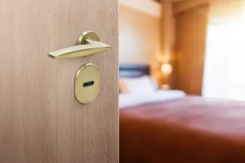 Otwarcie drzwi do pokoju jednoosobowego w sanatorium. Zastanawiasz się, ile kosztuje pokój jednoosobowy w sanatorium?