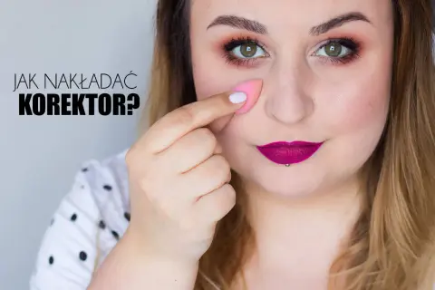 Kobieta nakłada korektor pod oczy za pomocą gąbeczki.