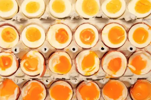 Huevos cocidos en cartón. Observa la yema: si está líquida o muy blanda, puede que no sea seguro comerlos. Aprende como saber si un huevo cocido está malo.