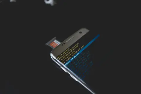 Telefon w trybie odzyskiwania Androida. Menu zawiera opcje takie jak "Reboot system now", przydatne gdy zastanawiasz się, jak wyłączyć aplikacje w tle.