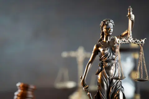 Temida z wagą i mieczem, symbol sprawiedliwości. Zastanawiasz się, ile trwają studia prawnicze w USA?