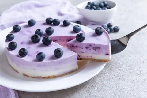 Himbeer Joghurt Torte mit frischen Blaubeeren, ein köstlicher Genuss.