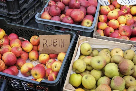 Jabłka Rubin i inne odmiany, idealne na szarlotkę, w skrzynkach na targu.