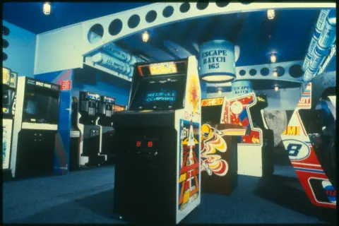 Nostalgiczne gry z salonów gier lat 80. w pełnej krasie: Space Wars, Missile Command i inne klasyki.