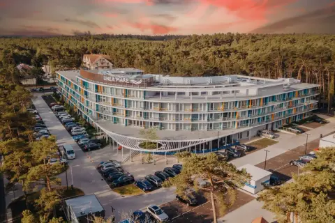 Nowoczesny hotel Linea Mare w Pobierowie, otoczony lasem sosnowym, z widokiem na morze.