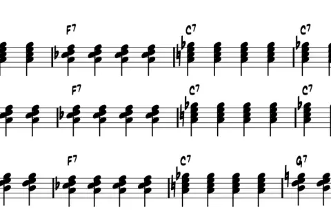 Notenblatt mit Akkorden für Klavier. Blues-Akkorde C7, F7 und G7 im Bassschlüssel.